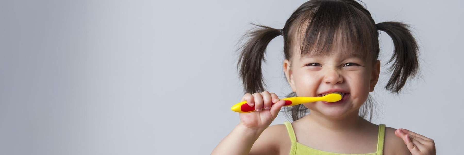 girl brushing teeth | chelsea heights dentist