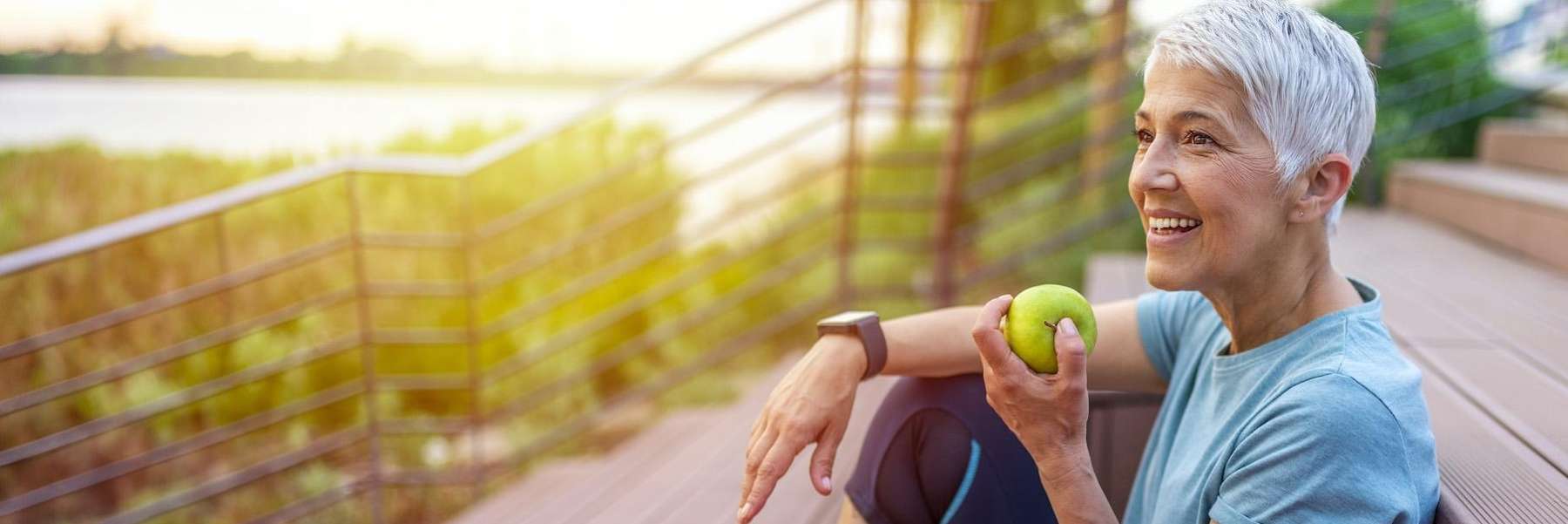 woman eating apple | chelsea heights dentist